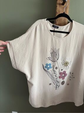 151.) Made in Italy / O/S /  Cream Short-Sleeve Floral Embellished Top